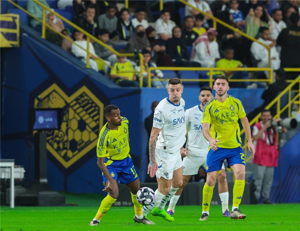 طاقم تحكيم دولي يدير مواجهة الهلال والنصر في ملعب روشن.