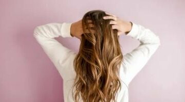 10 أخطاء تجنبيها عند العناية بشعرك.. تضعف صحته وتمنع نموه –  سبق 24