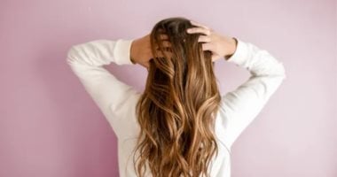 10 أخطاء تجنبيها عند العناية بشعرك.. تضعف صحته وتمنع نموه – سبق 24