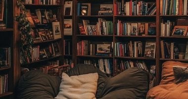 ما تقوليش ما فيش مكان للمكتبة.. 5 أفكار ديكور ذكية لعشاق القراءة – سبق 24