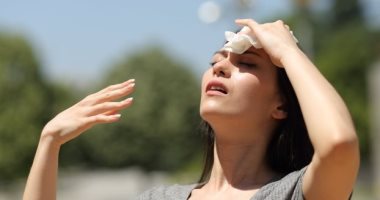 5 نصائح تخفف إحساسك بالحر.. من اختيار الملابس للحفاظ على الترطيب – سبق 24