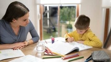 كيف تساعدي أولادك في المذاكرة خلال فترة الامتحانات من غير توتر؟ –  سبق 24