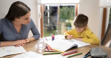 كيف تساعدي أولادك في المذاكرة خلال فترة الامتحانات من غير توتر؟ – سبق 24