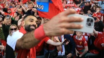 محمد صلاح يرفع علم مصر فى احتفالات ليفربول بلقب الدوري الإنجليزي.. فيديو –  سبق 24