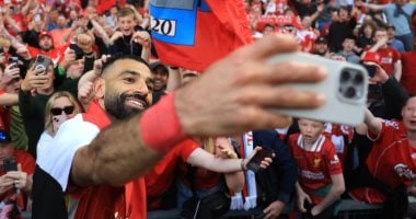 محمد صلاح يرفع علم مصر فى احتفالات ليفربول بلقب الدوري الإنجليزي.. فيديو – سبق 24