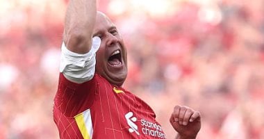 سلوت يهتف باسم كلوب بعد تتويج ليفربول بلقب الدوري الإنجليزي.. فيديو –  سبق 24