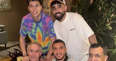إمام عاشور وربيعة ومروان يكرمون كولر بعد رحيله عن الأهلى وقبل عودته لسويسرا.. صور – سبق 24