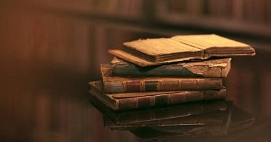 لو بتحس بخنقة كل ما تمسك الكتاب.. اعرف إزاي تتخلص من الطاقة السلبية – سبق 24