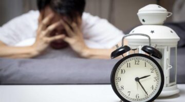 المنبهات والحلويات.. استشاري يوضح أسباب اضطراب النوم خلال العيد