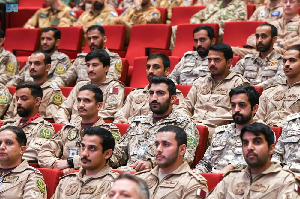 القوات الجوية تنفذ عمليات الإسناد والإنقاذ في مناورات “علم الصحراء”