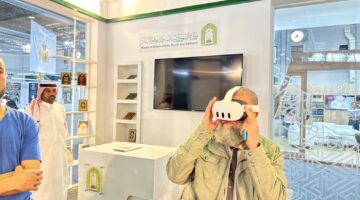“الواقع الافتراضي” ينقل زوار معرض تونس للكتاب إلى الحرمين الشريفين
