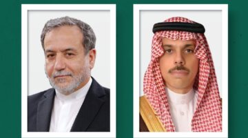 وزير الخارجية ونظيره الإيراني يستعرضان العلاقات الثنائية بين البلدين
