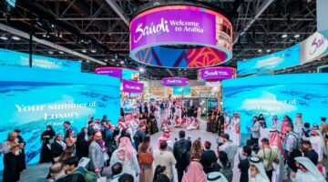 “السياحة السعودية” تستعرض استعداداتها لموسم صيف استثنائي خلال مشاركتها في سوق السفر العربي