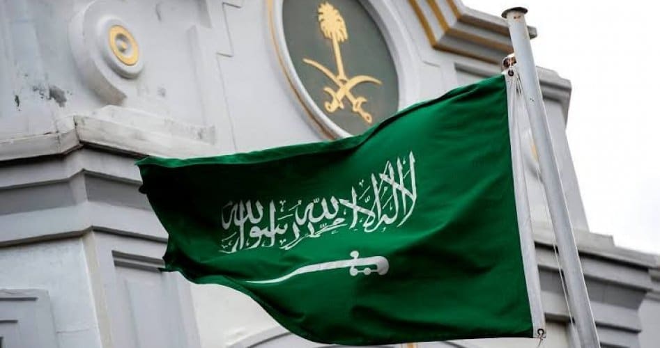 تحذير قنصلية السعودية في لوس أنجلوس: التزام حظر التجول ضروري لحماية المواطنين