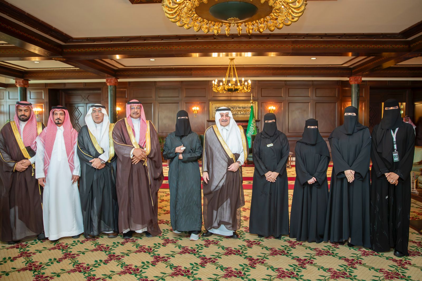 فهد بن سلطان يستقبل رئيس وأعضاء جمعية خدمة ضيوف الرحمن بالمنطقة