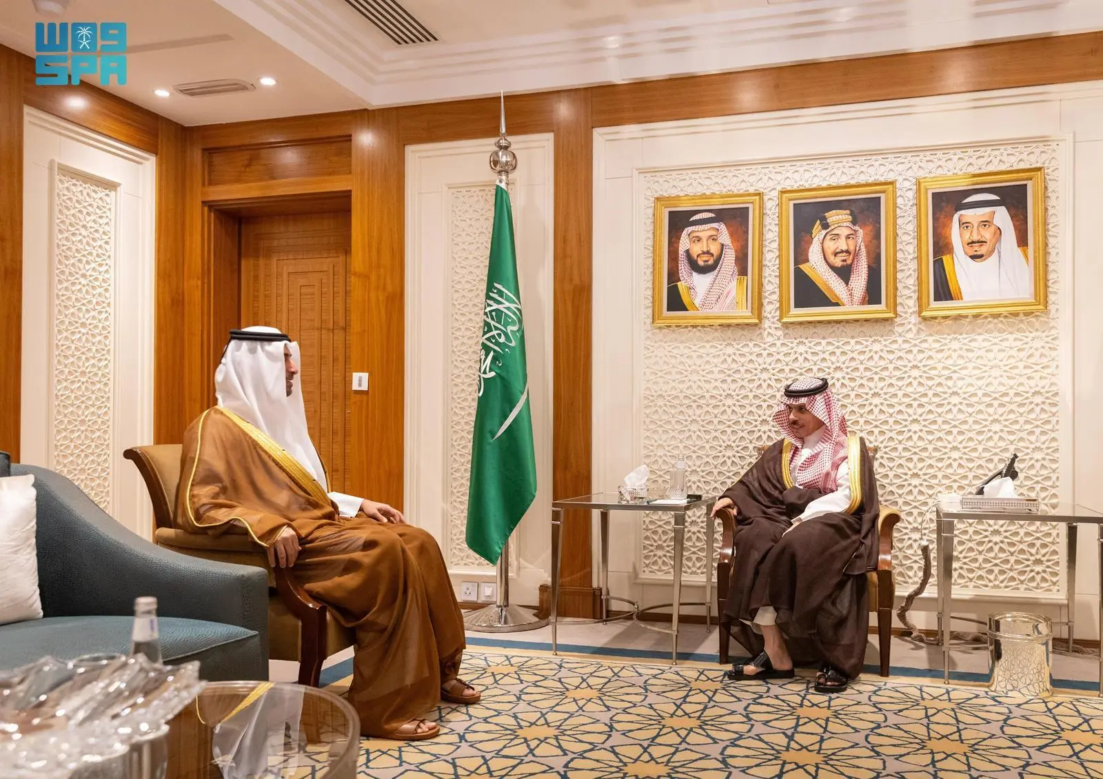 الملك سلمان وولي العهد يتلقيان دعوتين من أمير قطر لحضور القمة العالمية للتنمية الاجتماعية