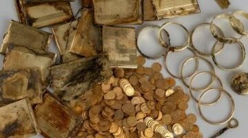 مغارة على بابا.. سائحان يعثران على 598 قطعة ذهبية وآلاف الدولارات بالتشيك “صور” –  سبق 24