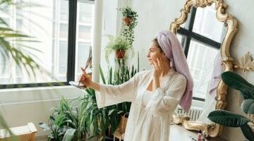 الموجة الحارة تصل ذروتها اليوم.. 4 طرق طبيعية لحماية جمالك من تأثير الحر –  سبق 24