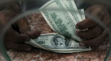بالبنك المركزى 50.74 جنيه.. سعر الدولار اليوم الجمعة 2-5-2025 أمام الجنيه –  سبق 24