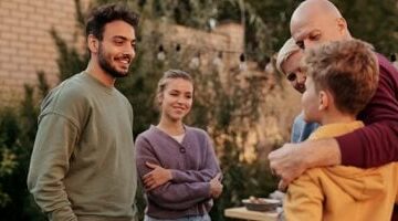 ابنك بيتكسف وبيميل للعزلة.. 4 نصائح هتساعدك تحوله لشخصية اجتماعية –  سبق 24