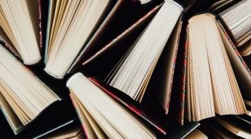 تفسير حلم الكتب.. كبت مشاعر وتشجيع من العقل الباطن على الإبداع –  سبق 24