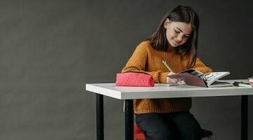 6 حاجات لازم تتوفر في أوضة المذاكرة عشان تعزز التركيز وتحسن المزاج –  سبق 24