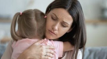 اسمعه وحسسه بالأمان.. 5 نصائح للتعامل مع الطفل ضحية التحرش –  سبق 24