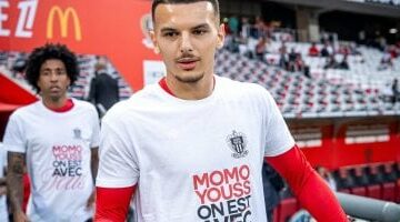لاعبو نيس يرتدون قمصانا لدعم محمد عبد المنعم قبل مواجهة ريمس.. صور –  سبق 24