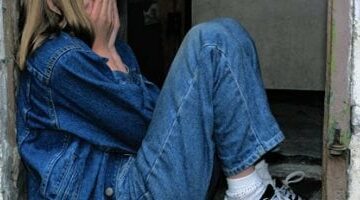 كيف نحمي أطفالنا نفسيًا بعد الصدمات؟ 7 خطوات تعوضهم الأمان المفقود –  سبق 24