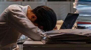 وفاة معلم صيني بمكتبه بعد ضغوط العمل الإضافي لـ400 طالب بمركز دروس خصوصية –  سبق 24