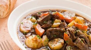 طريقة عمل طاجن العكاوي بالبصل.. أكلة لذيذة وعيلتك هتحبها –  سبق 24