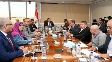 وزير الإسكان يعقد اجتماعا مع مسئولي شركة “سيتي إيدج” لمتابعة موقف مبيعات المشروعات –  سبق 24