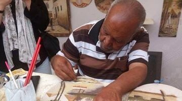 برمل الواحات الملون.. أحمد بيرسم لوحات فنية مبهجة بتعبر عن الحياة المصرية –  سبق 24