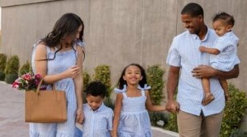 ماتشينج الأب والأم والأطفال موضة 2025.. تريند Mini me راجع بقوة –  سبق 24
