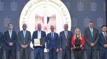 وزير الاستثمار والتجارة الخارجية يسلم 6 رخص ذهبية جديدة لعدد من المشروعات –  سبق 24