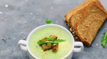 طريقة عمل شوربة الكوسة بالنعناع.. أكلة خفيفة منعشة –  سبق 24