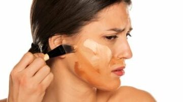 5 أخطاء في المكياج تفسد مظهرك وتهدد صحة بشرتك وسلامتها  –  سبق 24