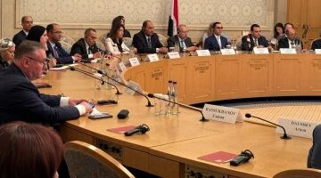 وزير الاستثمار يجتمع مع رؤساء عدد من كبرى الشركات والمجموعات الروسية –  سبق 24