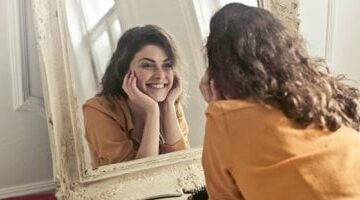 5 أخطاء شائعة فى تركيب المرايات بالمنزل.. لازم تعرفيها –  سبق 24