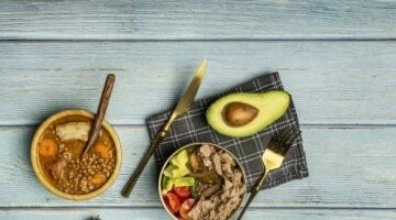طريقة عمل سلطة العدس الأسود بالتونة والأفوكادو فى طبق واحد –  سبق 24