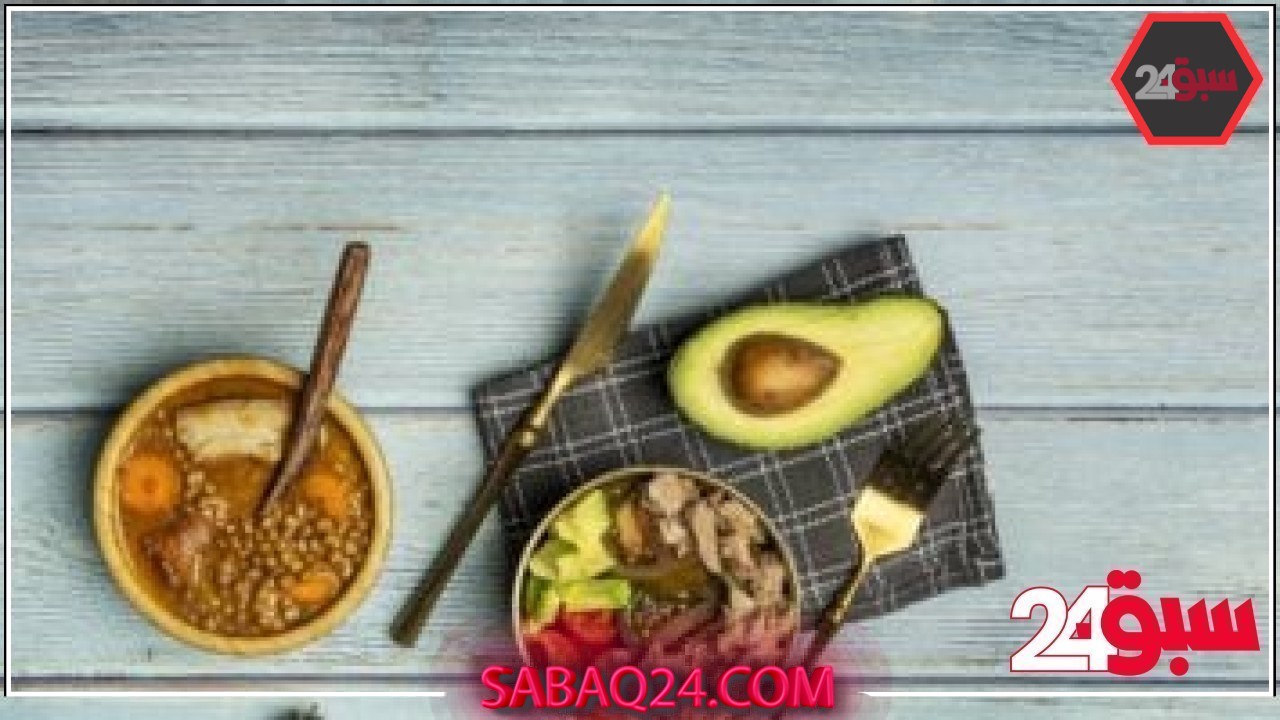 طريقة عمل سلطة العدس الأسود بالتونة والأفوكادو فى طبق واحد –  سبق 24