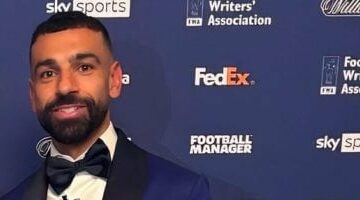 محمد صلاح يتسلم جائزة أفضل لاعب فى الدوري الإنجليزي من رابطة الكتاب (فيديو) –  سبق 24
