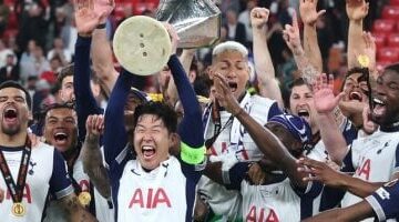 مراسم تتويج توتنهام بلقب الدوري الأوروبي للمرة الثالثة فى تاريخه.. فيديو وصور –  سبق 24