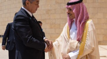 وزير الخارجية يبحث تعزيز العلاقات مع نظيره الياباني