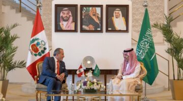وزير الخارجية يناقش المستجدات الدولية مع نظيره البيروفي