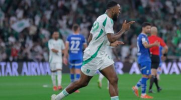 ماذا فعل إيفان توني مع جماهير الأهلي قبل مباراة كاواساكي؟.. تصرف من جانب اللاعب