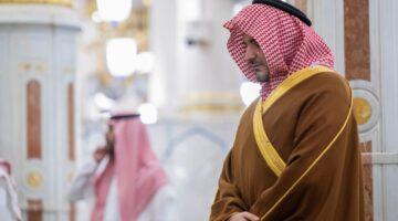 وزير الداخلية يزور المسجد النبوي ويؤدي الصلاة في الروضة الشريفة