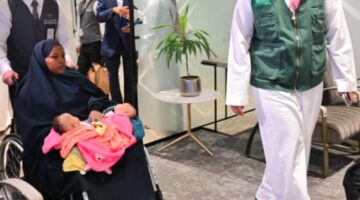 صور| التوأم الملتصق الصومالي “رحمة ورملا” يصلان الرياض لدراسة حالتهما