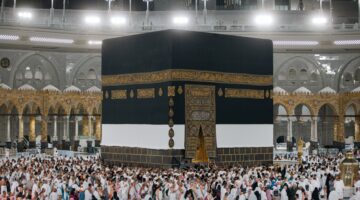 رفع كسوة الكعبة استعدادًا للحج.. حماية سنوية تُجسد عناية المملكة بالحرمين