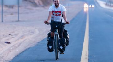 نموذج ملهم.. شاب بلجيكي يقطع آلاف الكيلومترات على دراجة لأداء الحج